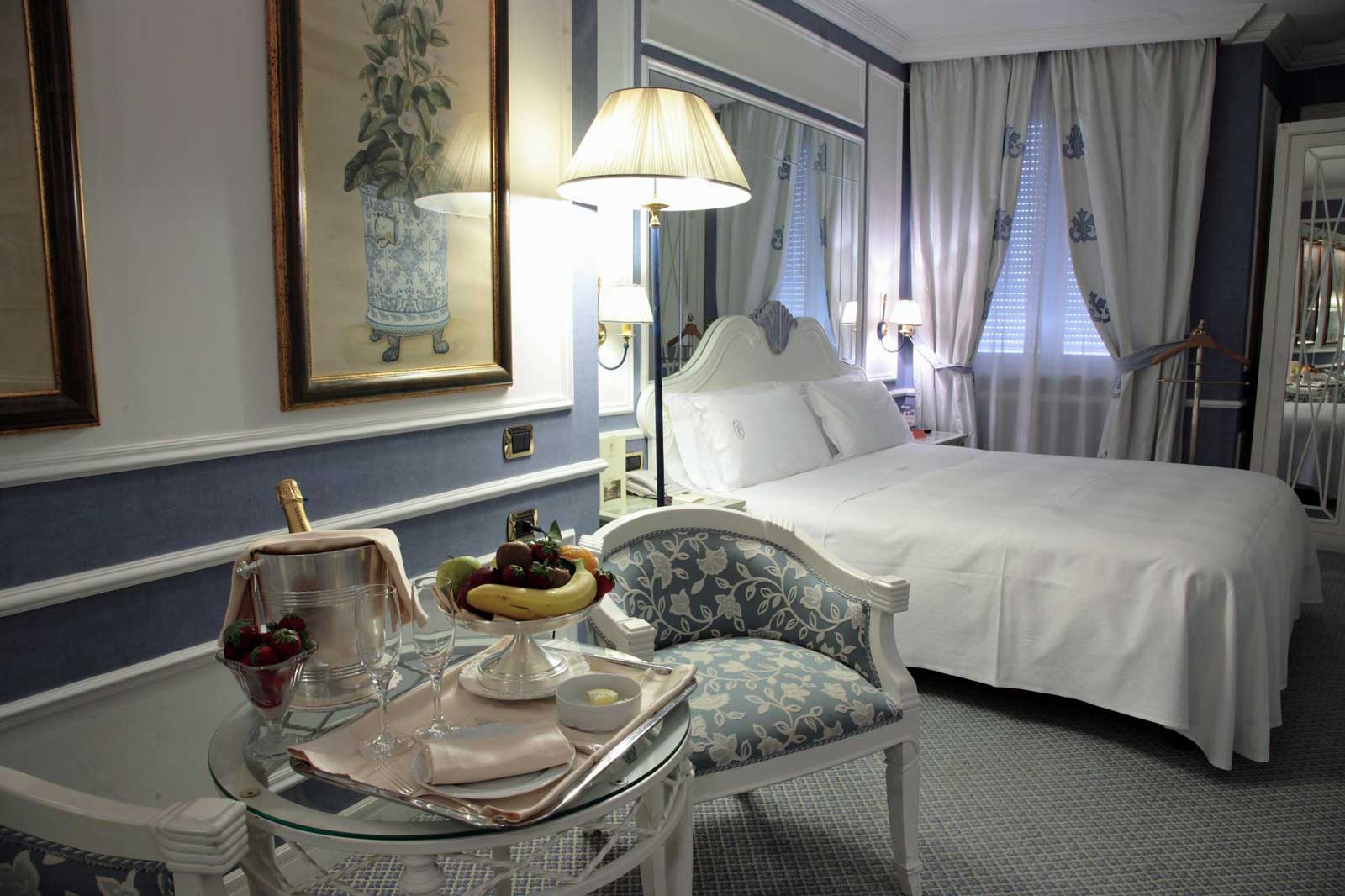 Guest room of the Hotel Palazzo Alabardieri (Naples, Italy)