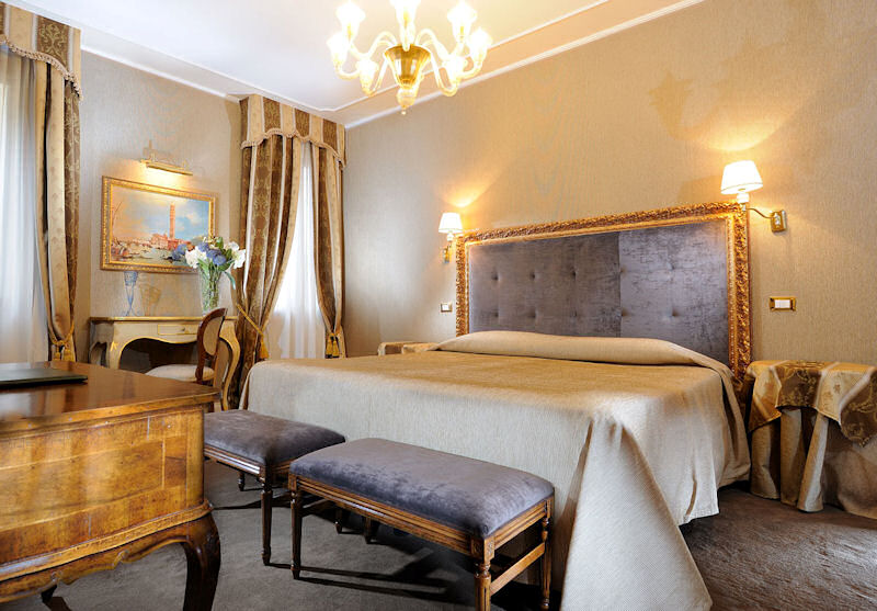 Guest room of the Hotel Ca' dei Conti, Venice Italy Guest room of Hotel Ca' dei Conti, romantic hotel in Venice Italy